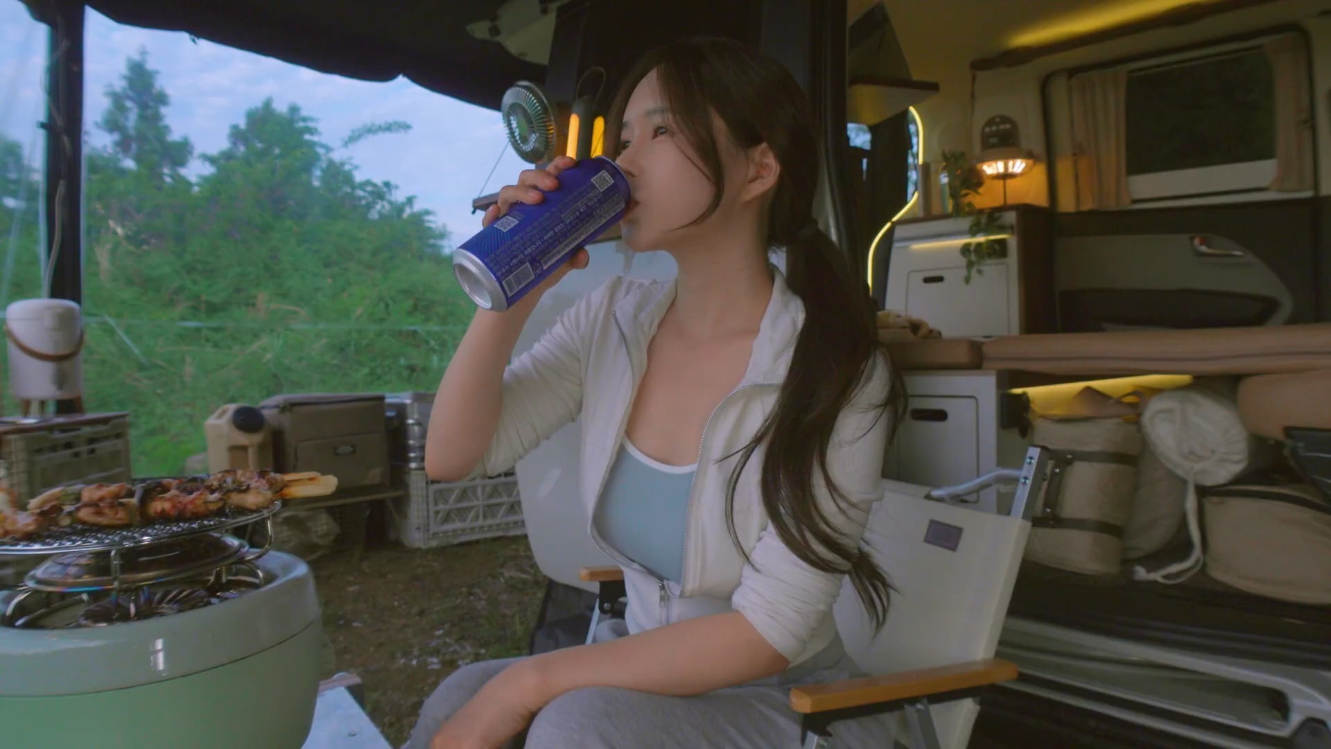 【活力中国调研行】“刚柔并济”的碳纤维：女士单手“提车”显示硬核科技